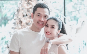 Suami Sandra Dewi 'Ditoyor' Saat Latihan Golf, Reaksinya Bukti Pria Berkelas