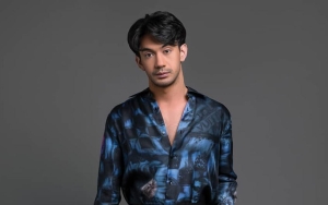 Biasa Necis, Reza Rahadian Kini Tampil Cuma Pakai Sarung Sontak Bikin Penggemar Histeris