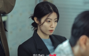 7 Style Kantoran Ala Nam Ji Hyun, Comeback Jadi Reporter di 'Little Women'