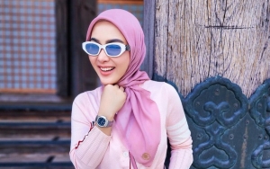 Syahrini Mejeng Cantik Tenteng Tas Mungil dengan Bentuk Unik, Harganya Rupanya Capai Rp 50 Juta?