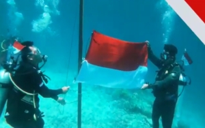 TNI AL Kerahkan Pasukan Selam Andal di 77 Titik, Kibarkan Bendera Merah Putih Saat HUT RI