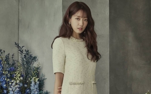 Kena Hujan Terus, Model Sepatu Park Shin Hye Si Mama Muda Sporty Abis