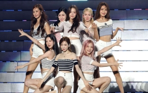 Girls' Generation Nyanyikan Dua Lagu di 'SMTOWN LIVE 2022', Member Ini Terharu Sampai Nangis