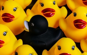 7 Cara Atasi Duck Syndrome, Kecenderungan Pura-Pura Bahagia yang Sering Dialami Orang Dewasa Muda
