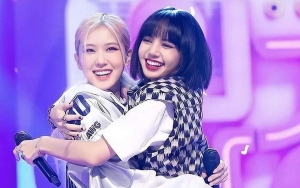 Nempel Terus Berdua, Momen Menggemaskan Rose dan Lisa BLACKPINK di Bandara Tuai Perhatian