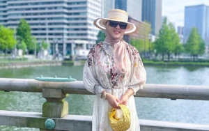 Syahrini Tampil Fresh Kenakan Dress Bernuansa Cerah, Sang Adik Malah Beri 'Peringatan' Ini
