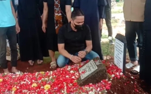 Nangis Sesenggukan, Ressa Herlambang Cerita Perjuangan Mendiang Ibu Lawan Sakit Ini