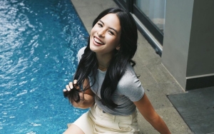 Maudy Ayunda On Point Cantik Pakai 'Kain Sarung' Saat Kerja, Jesse Choi Makin Cinta?