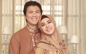 Syahrini Healing di Pesawat Mewah Usai Dikira Naik Ekonomi, Wajah Mulus Reino Bikin Salfok
