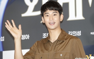 Gemas Banget, Kim Soo Hyun Jadi Perhatian karena Tak Tahu Cara Pose Cheek Heart