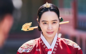 Kim Hye Soo Cs Beber Alasan Hingga Karakter Kuat di Sesi Baca Naskah 'The Queen’s Umbrella'