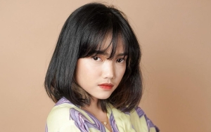 Kenakan Busana Transparan, Fuji An Tampil Penuh Pesona Seraya Pose dengan Mulut Sedikit Menganga