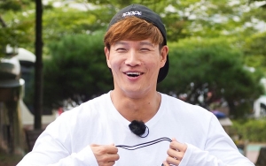 Kim Jong Kook Pakai Legging Ketat Motif Macan Tutul di 'Running Man' Curi Perhatian