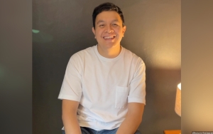 Tulus Rayakan Ulang Tahun Bersama Penggemar Saat Manggung di Bandung