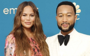 Hamil, Chrissy Teigen Akui Tak Kenyang dengan Jajanan Emmy Awards 2022