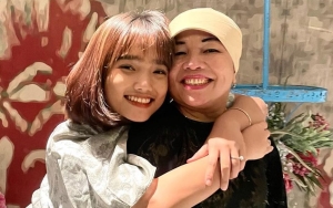 Tangis Pecah, Dewi Zuhriati Ibunda Fuji An Sesenggukan Usai Terus Disindir Begini Saat Live Jualan