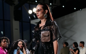 Aksi Catwalk Badass Tuai Sorotan, 8 Gaya Modis Enzy Storia Saat Ramaikan NYFW 2022
