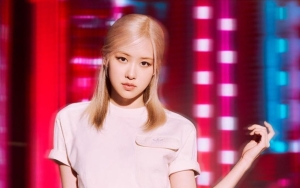Rose BLACKPINK Pose Cantik di Mobil Mewah Bareng 'Sahabat' Pancarkan Aura Mahal