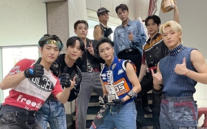 8 Style Beda, ATEEZ Pamerkan Pesona Senior Kampus di Fashion Airport Menuju Jakarta