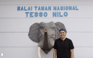 10 Potret Ceria Tulus Bersama Gajah, Disorot Usai 'Kuasai' Nominasi AMI Awards 2022