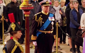 Sempat Dilarang, Kini Pangeran Andrew Tampak Mengenakan Seragam Militer Saat Kumpul di Westminster