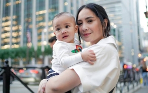 Cuma Buat Diinjak, Nagita Slavina Terciduk Pakai Ulang Sandal 'Emas' Lama Harga Selangit