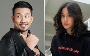 Denny Sumargo Nyanyi Cempreng 'Tak Ingin Usai', Keisya Levronka Pasang Ekspresi Ngamuk?