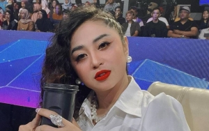 Akui Mual dan Ngidam, Dewi Persik Mendadak Pamer Testpack Positif Hamil Usai Sebulan Menjanda