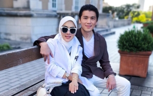 Syahrini Singgung Soal Kehidupan Saat Pamer Pose Mesra ke Reino Barack