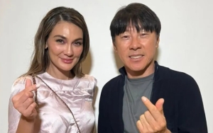 Luna Maya Pakai Crop Top Seksi Sambil Berjemur, Komentar Pelatih Shin Tae Yong Jadi Sorotan