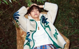 Visual V BTS Saat Rebahan di Atas Meja Bikin Heran