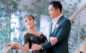 Suami Digosipkan Selingkuh, Ayu Dewi Pamer Momen Mesra Rayakan Ultah Anak Bareng Regi Datau