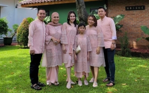Foto Bareng, Posisi Tangan Sang Ipar Rangkul Ayu Ting Ting Disorot