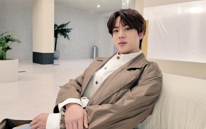 Jin BTS Rela 'Menderita' Demi Konten Flying Yoga Estetik, Intip Aksi Dramatisnya