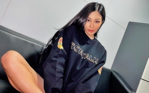 Cuek Larangan Promotor, Jessi Bikin Heboh Tanda Tangani Dada Fans