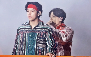 Jungkook Iseng Buka Baju V di Konser BTS