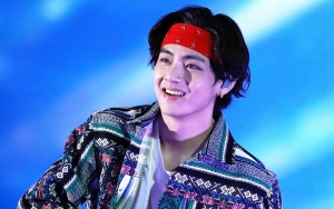 V Pakai Baju Off Shoulder Di Konser BTS?
