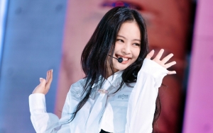 Imutnya Jennie Tonjok Kamera di Konser BLACKPINK