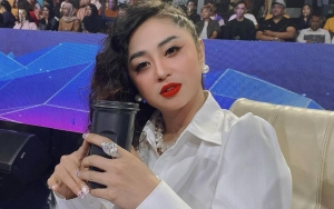 Dewi Persik Labrak Bapak-bapak yang Nekat Lamar Ibunya: Mami Aku Udah 70 Tahun!