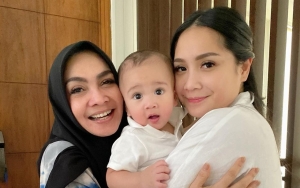 Tajir Melintir, Rieta Amilia Ibunda Nagita Slavina Santai Cemili Jajanan Merakyat di Pinggiran