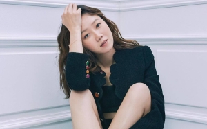Swag Banget, Gong Hyo Jin Pakai Gaun Pengantin dan Kacamata Hitam di Pinggir Pantai