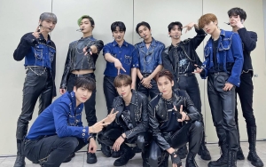 Lokal Banget, THE BOYZ Makan Sate Dibungkus Kertas Minyak di Jakarta