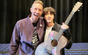 Momen Haru Jin BTS Peluk Chris Martin di Konser Coldplay, Ada Fakta Menyentuh