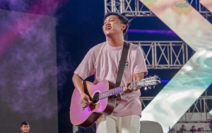 Tak Terhalang Usia, Nenek Penggemar Ikut Nonton Konser Denny Caknan Secara Langsung