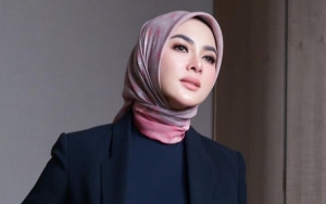 Mejeng Depan Outlet Hermes, Syahrini Tak Tampak Borong Tas Branded Justru Asyik Seruput Minuman