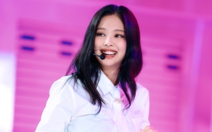 Jennie Santuy Rebahan di Panggung Konser BLACKPINK