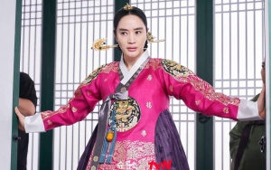 Kim Hye Soo Asyik Rebahan Saat Aktor Junior Sibuk Syuting 'Under The Queen's Umbrella'