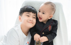Cipung Sibuk Jadikan Barang Pribadi Rafathar Penggaruk Gigi Gatal