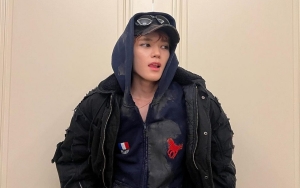 Ucap Terima Kasih Ke Jerome Polin, Taeyong Pamer Pose Tampan di Tepi Kolam Pakai Batik
