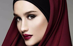 Cinta Laura - Turuti Fans Ngidam Tampil Berhijab